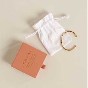 TRUVAI - Margo Cuff Bracelet 18kt Gold Plated- winter 2025
Jilly Box